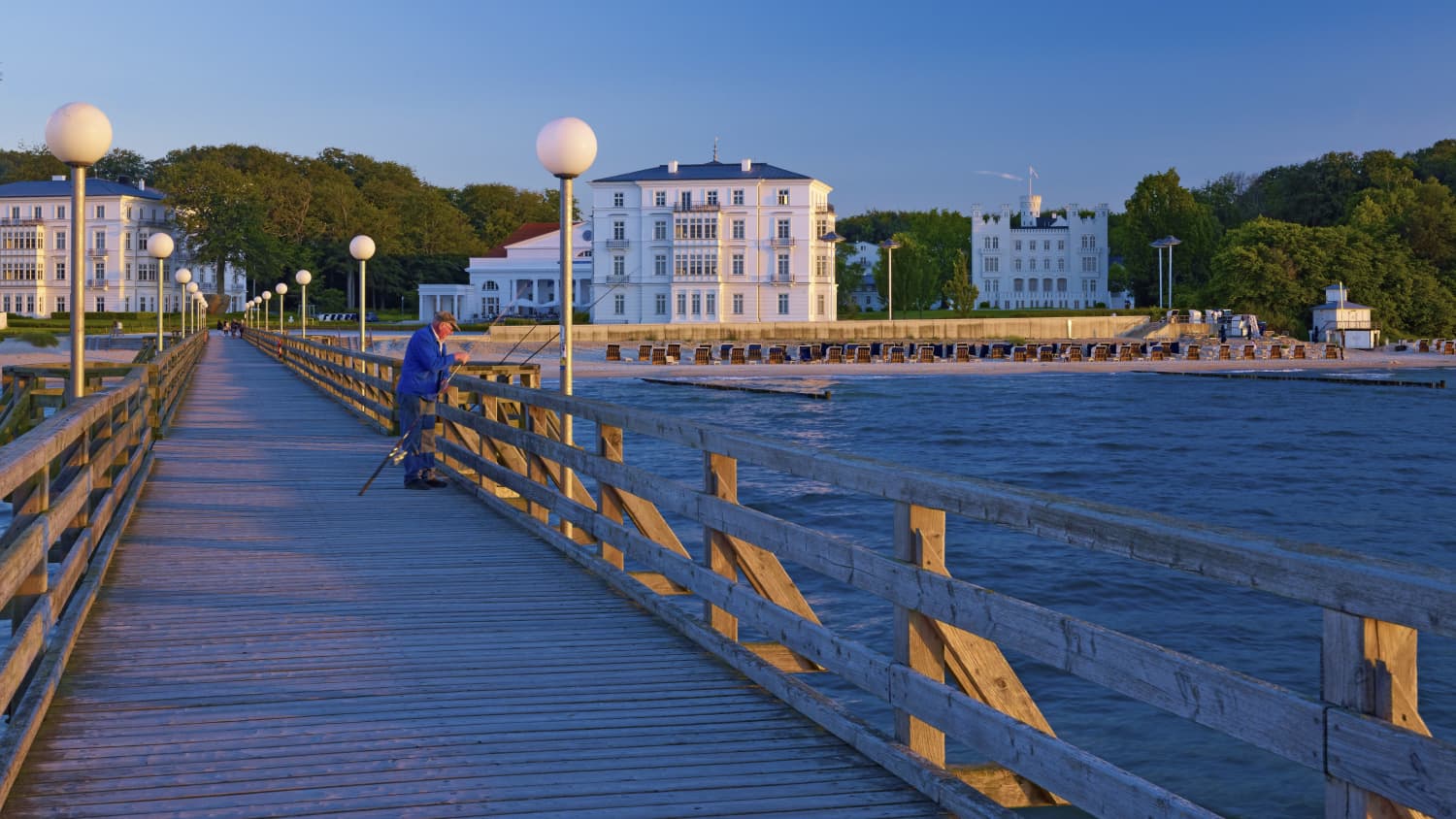 Blick von einem Steg über das Meer auf das Seebad Heiligendamm