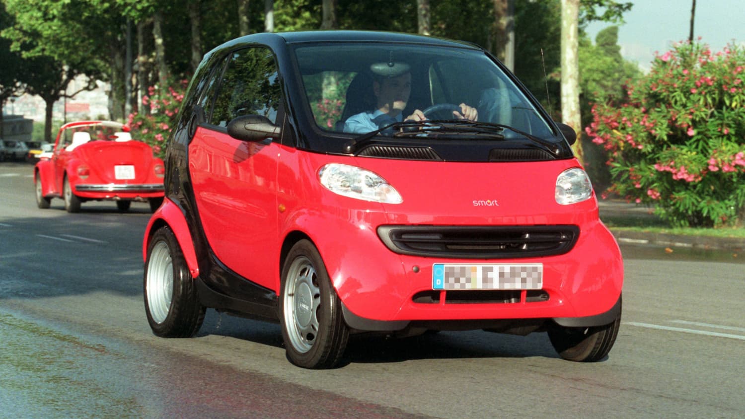 Front und Seitenansicht eines fahrenden Smart City Coupe aus dem Jahr 1998
