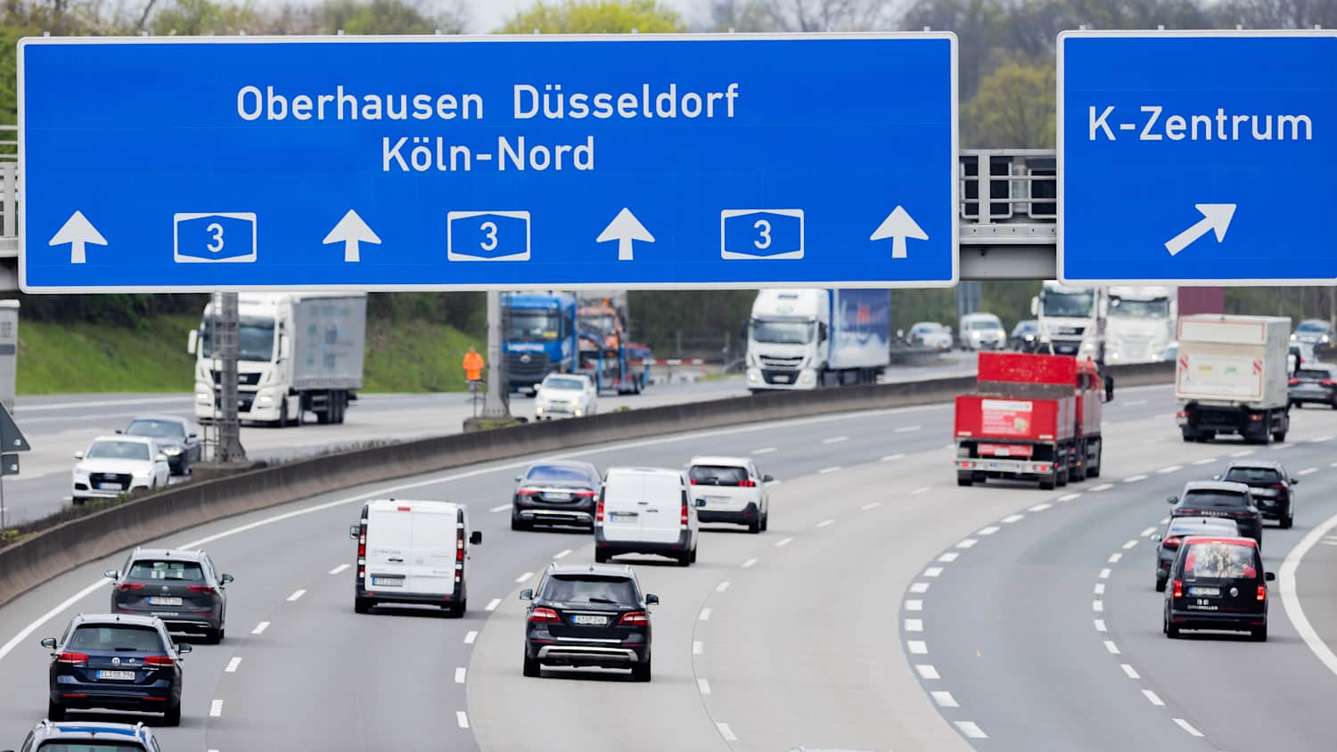 Autos fahren auf der A3 bei Köln Düsseldorf