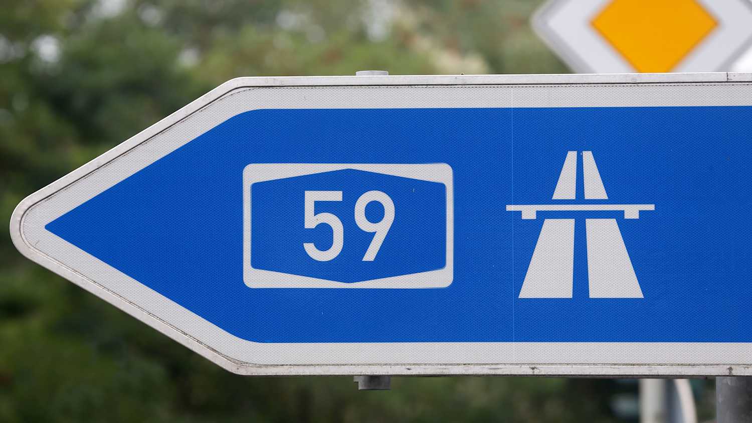Ein Autobhanschild zeigt den Weg zur auffahrt A59