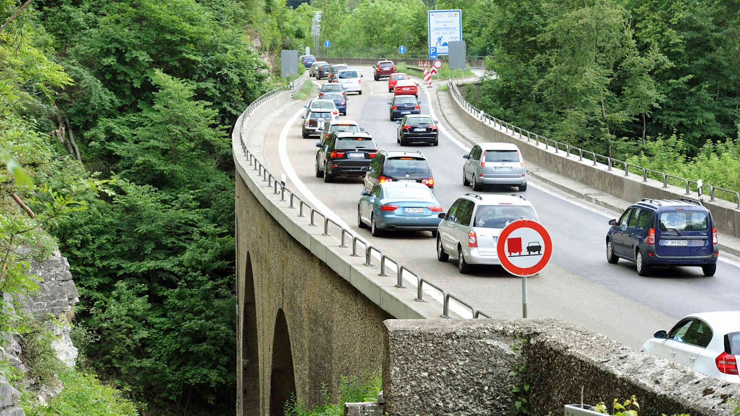 Aufnahme des schmalen und steilen Albaufstieg auf der Autobahn A8 München Stuttgart