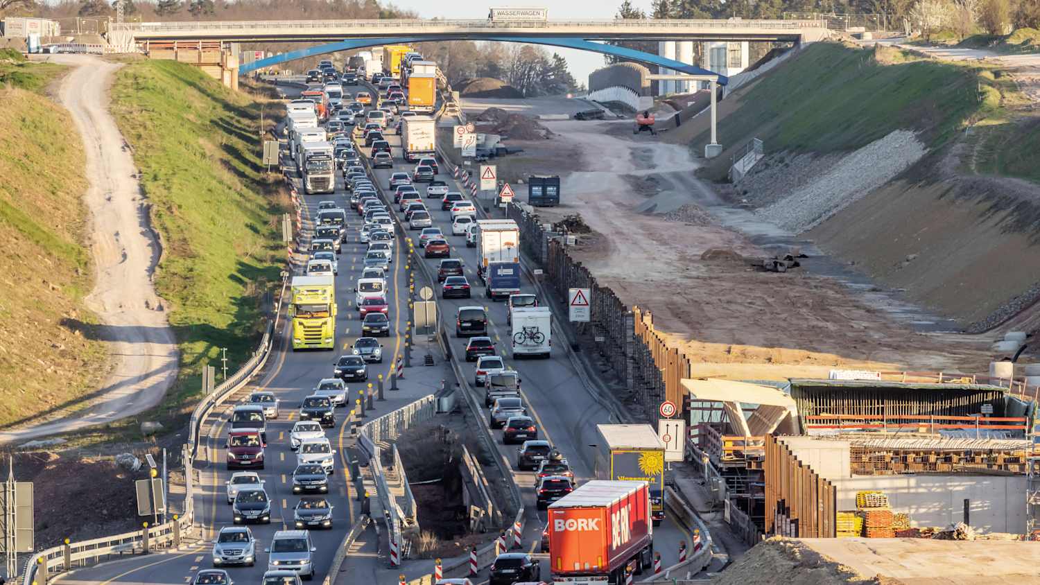 Die Baustelle auf der A8 bei der Enztalquerung zum Ausbau der Autobahn