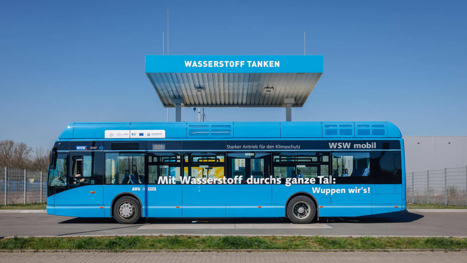 Ein Wasserstoffbus steht an einer Wasserstofftankstelle