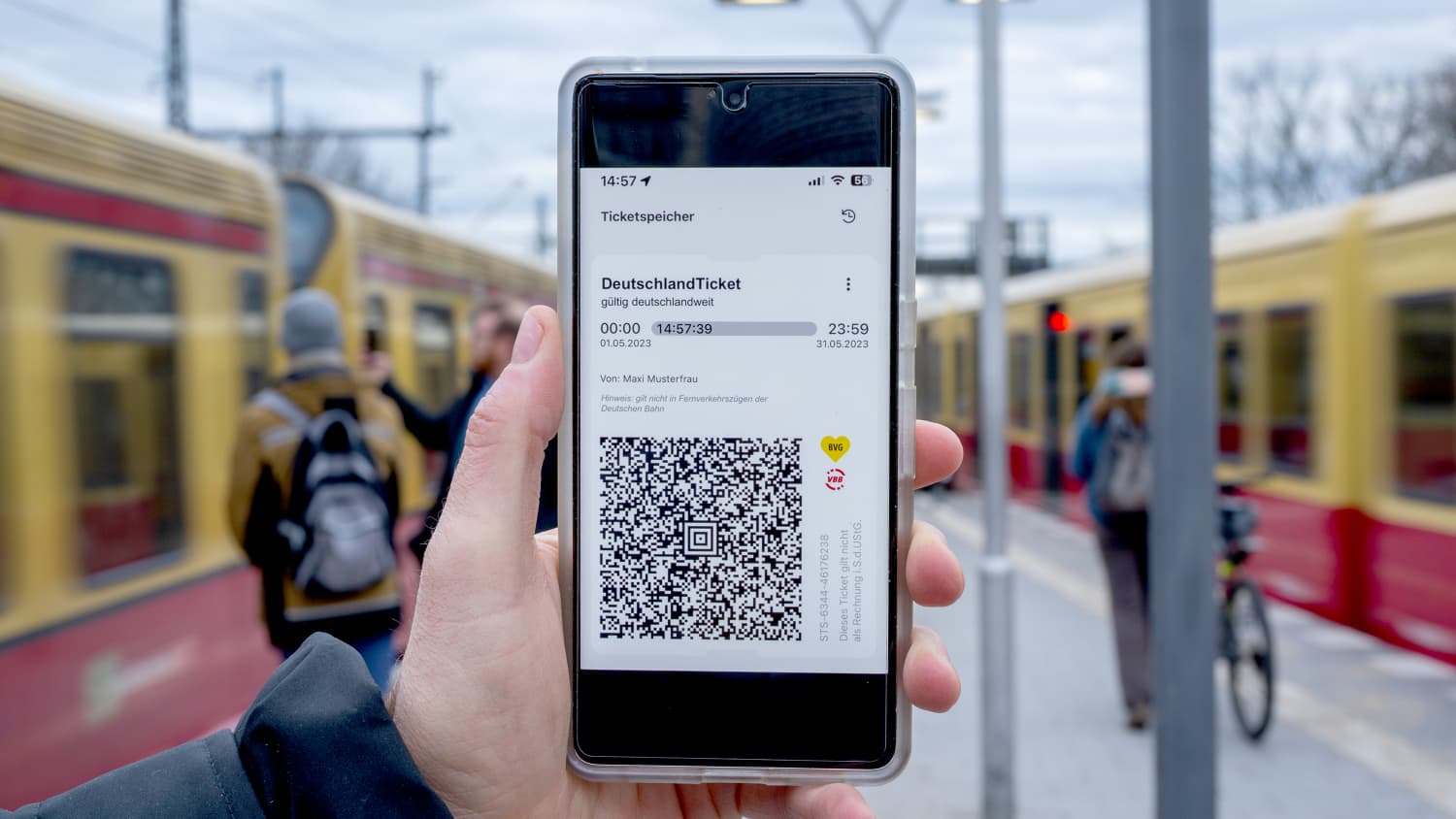 Ein 49 Euro Ticket auf einem Smartphone