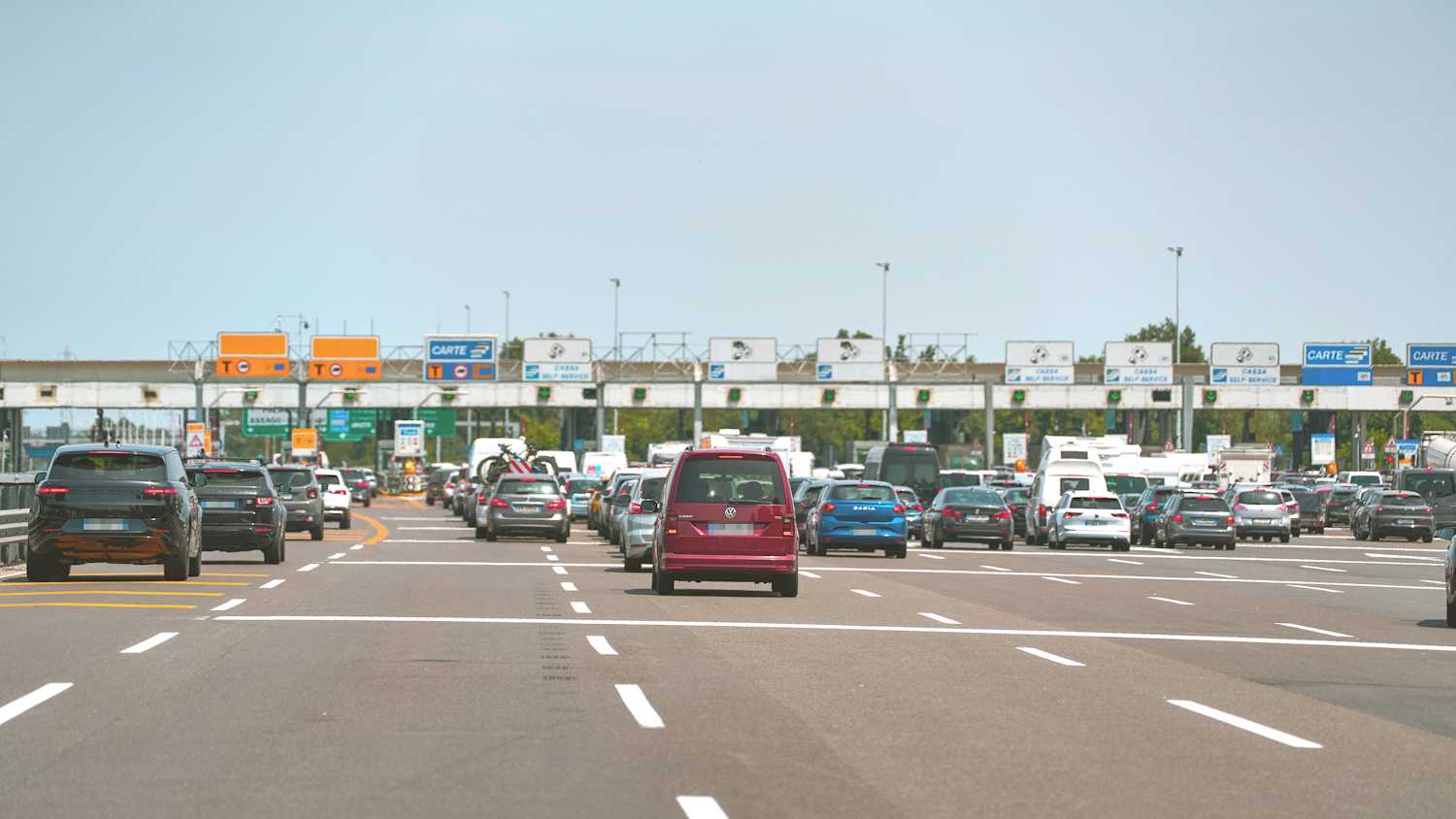 Autos an einer Mautstation in Italien