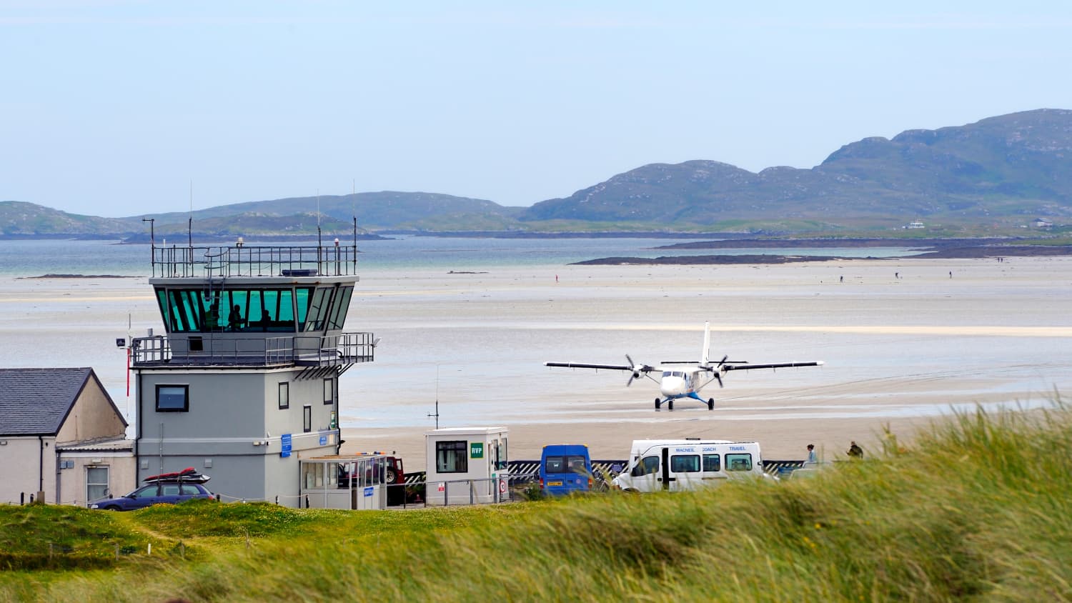 Ein kleineres Flugzeug am Flughafen von Barra in Schottland, hier landen die Flugzeuge auf dem feuchten Sandstrand bei Ebbe