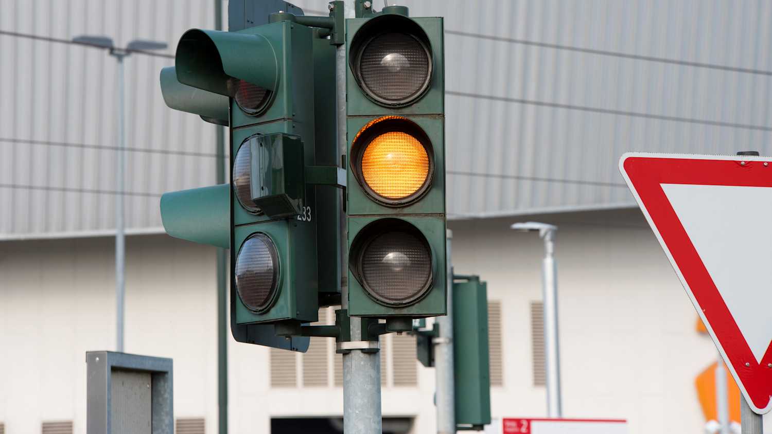 Eine Verkehrsampel zeigt gelb an.