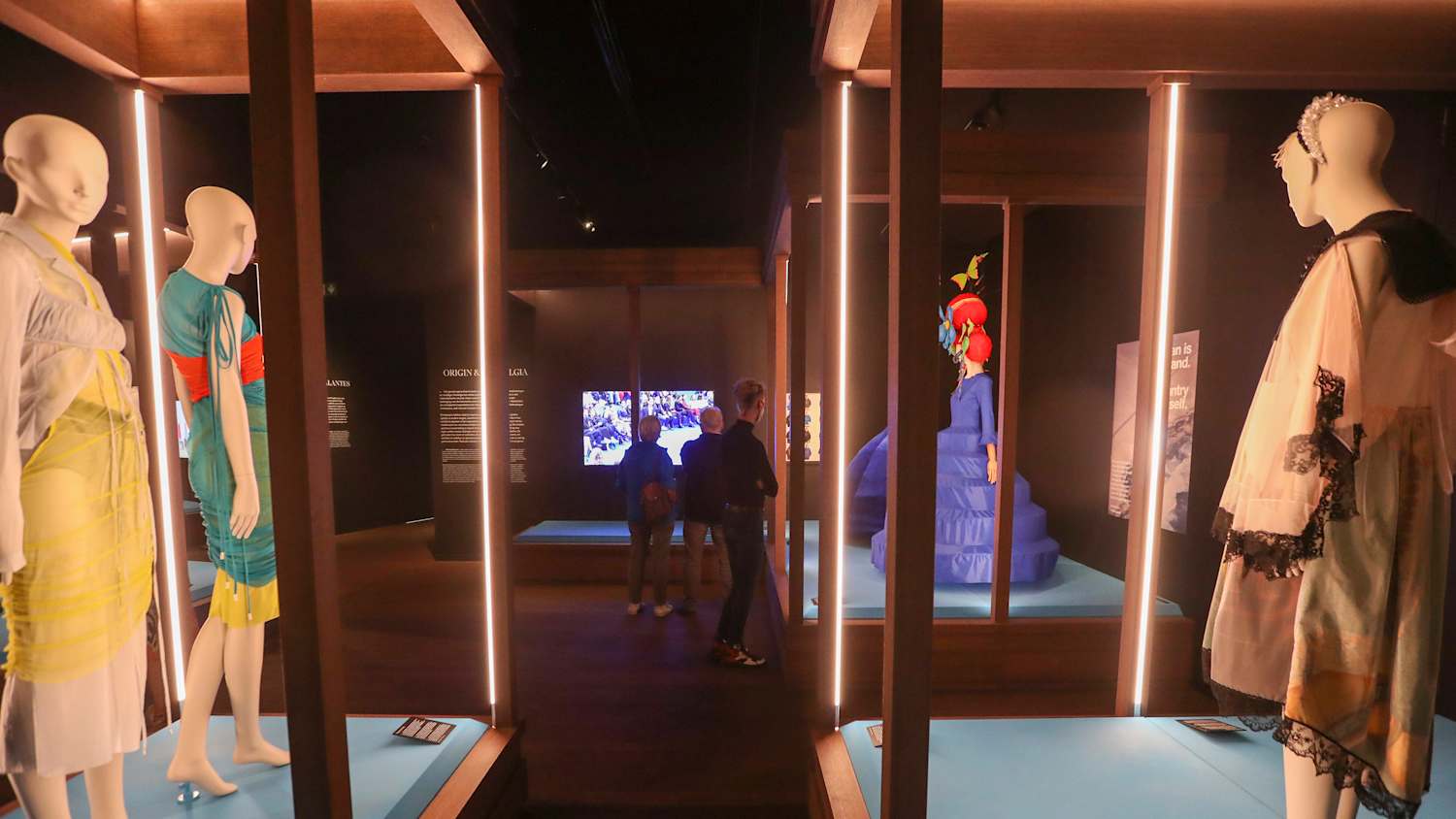 Innenaufnahme im Modemuseum MoMu in Antwerpen in Belgien