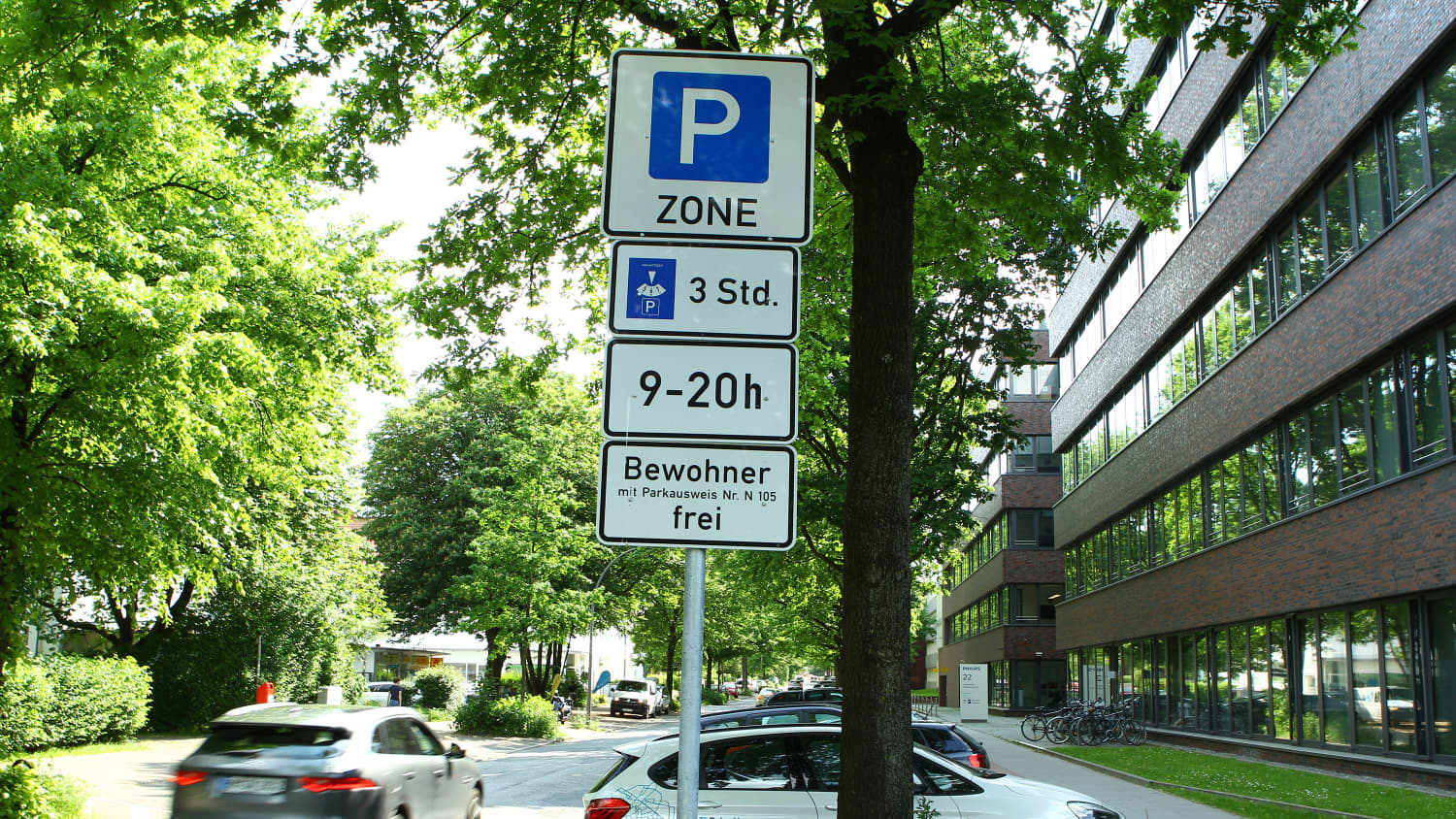 Bewohnerparkausweis gibt es meist auch für auswärtige Autos