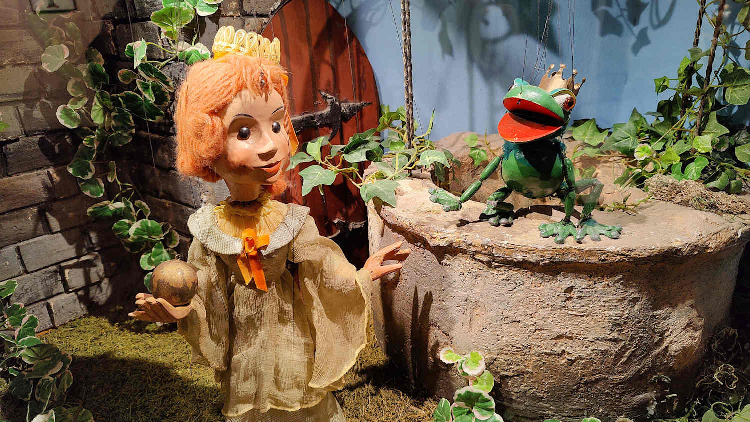 Puppen des Froschkönigs der Augsburger Puppenkiste