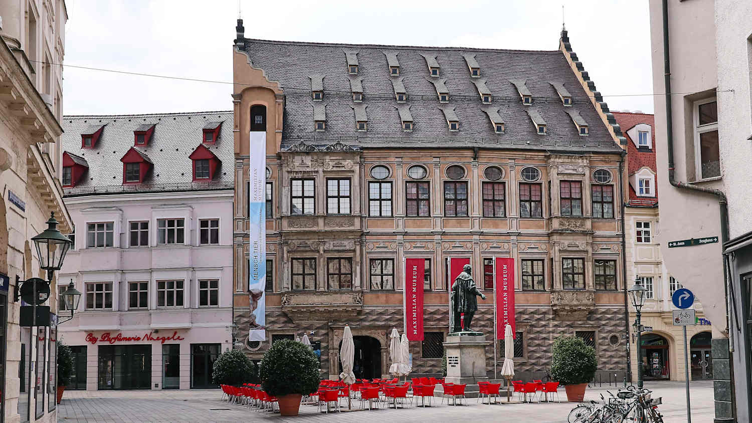 Außenansicht des Maximilianmuseums am Fuggerplatz in Augsburg