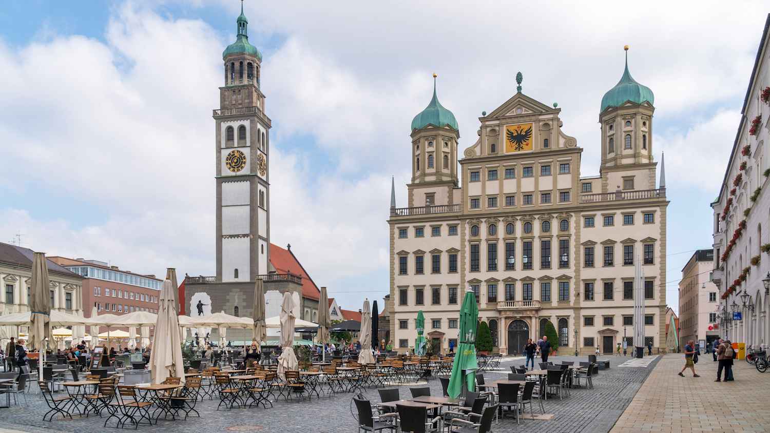 Altes historisches Rathaus neben dem Perlachturm in Augsburg