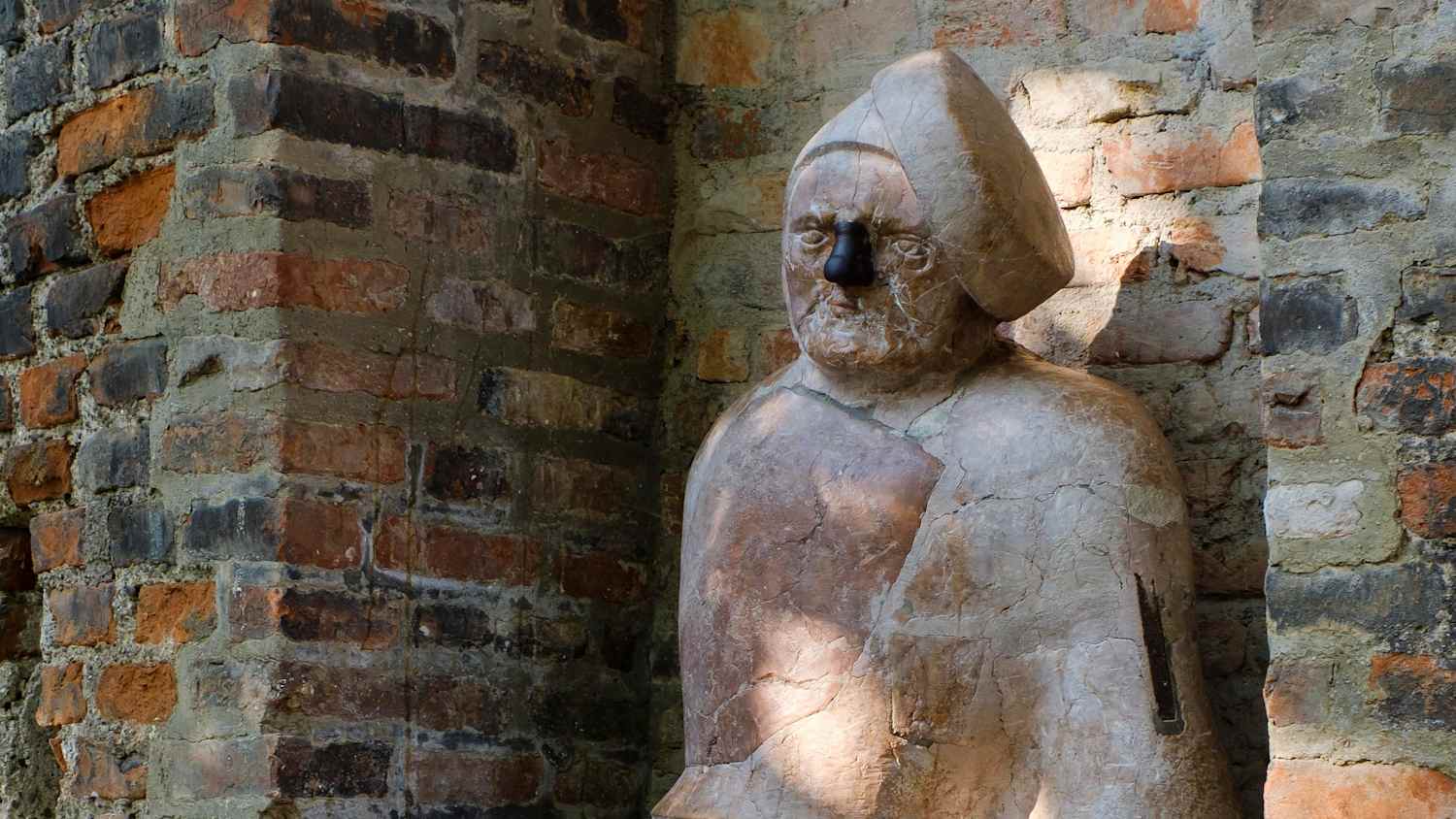 Die Statue Steinerner Mann in der Stadtmauer in Augsburg