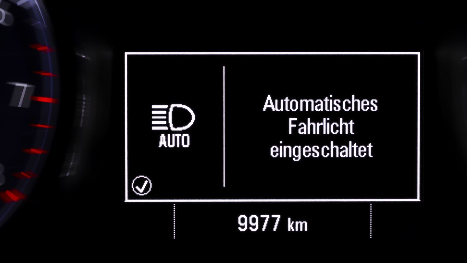 Anzeige am Tach für: Automatisches Fahrlicht eingeschaltet