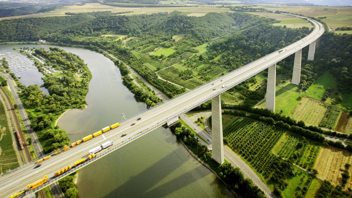 Die A61 über dem Moseltal