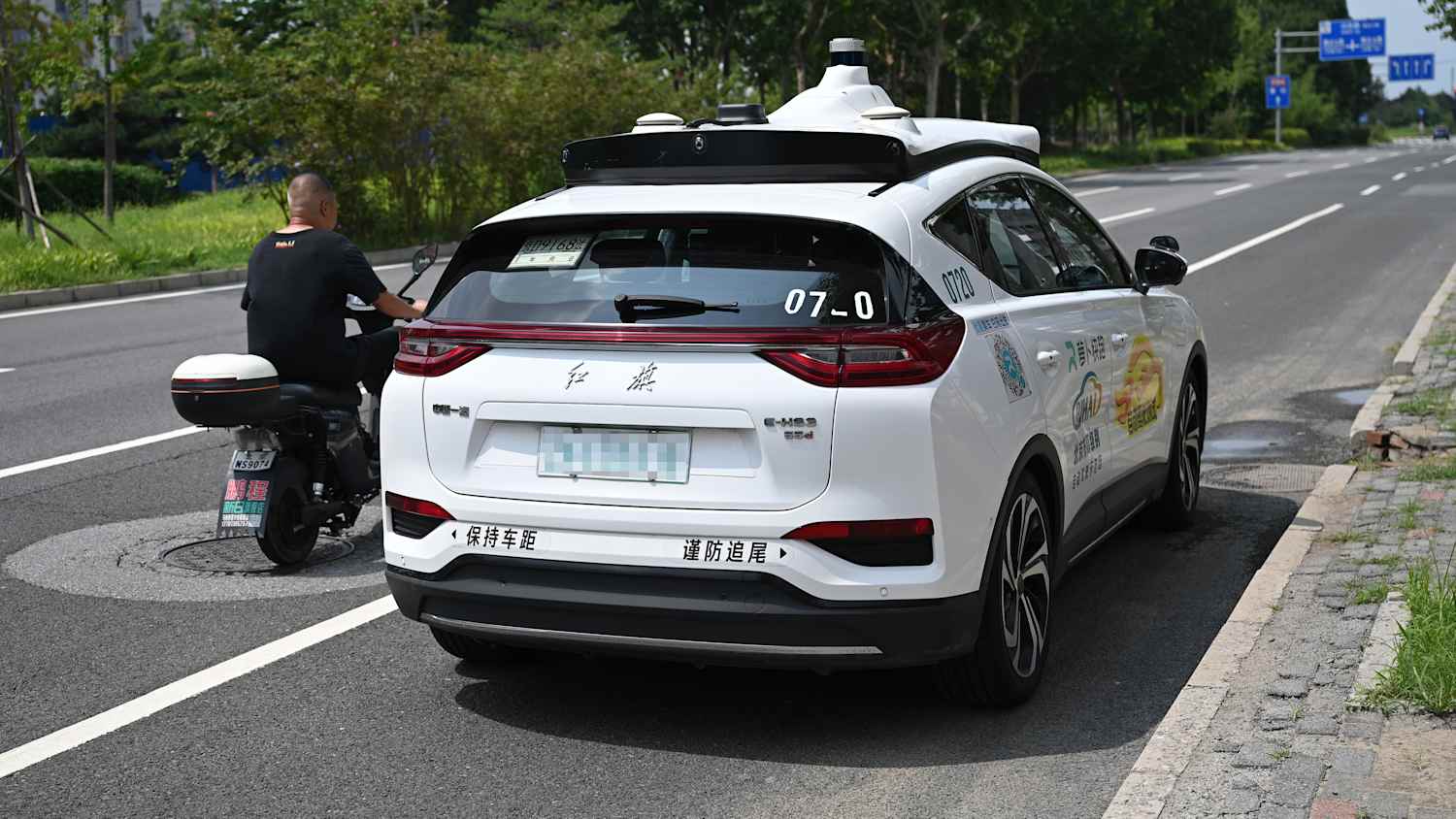Heckansicht eines Apollo Go in Peking