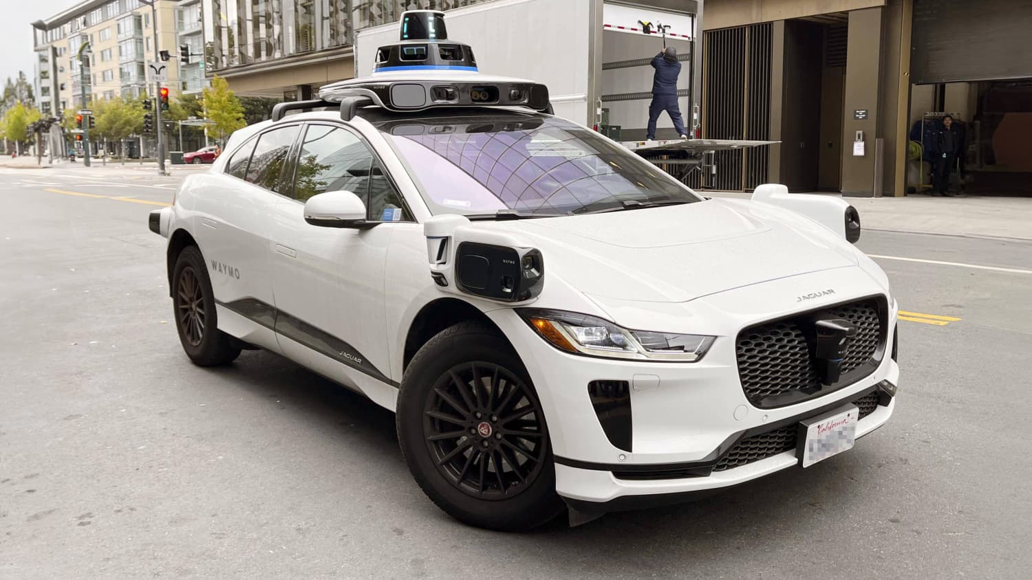 Front und Seitenansicht eines fahrerlosen Taxis in San Francisco