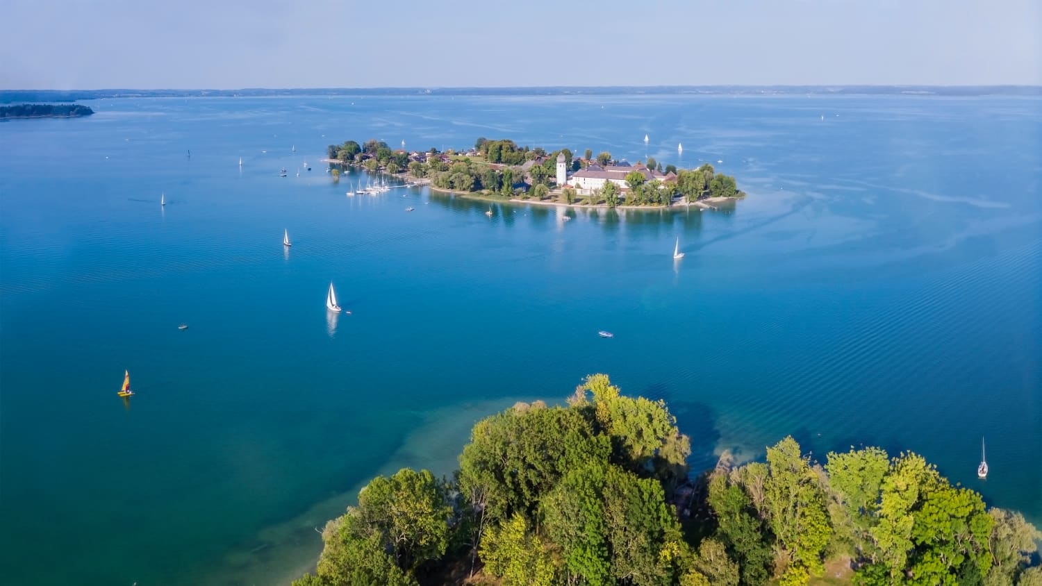 Luftaufnahme des Chiemsees und der Fraueninsel