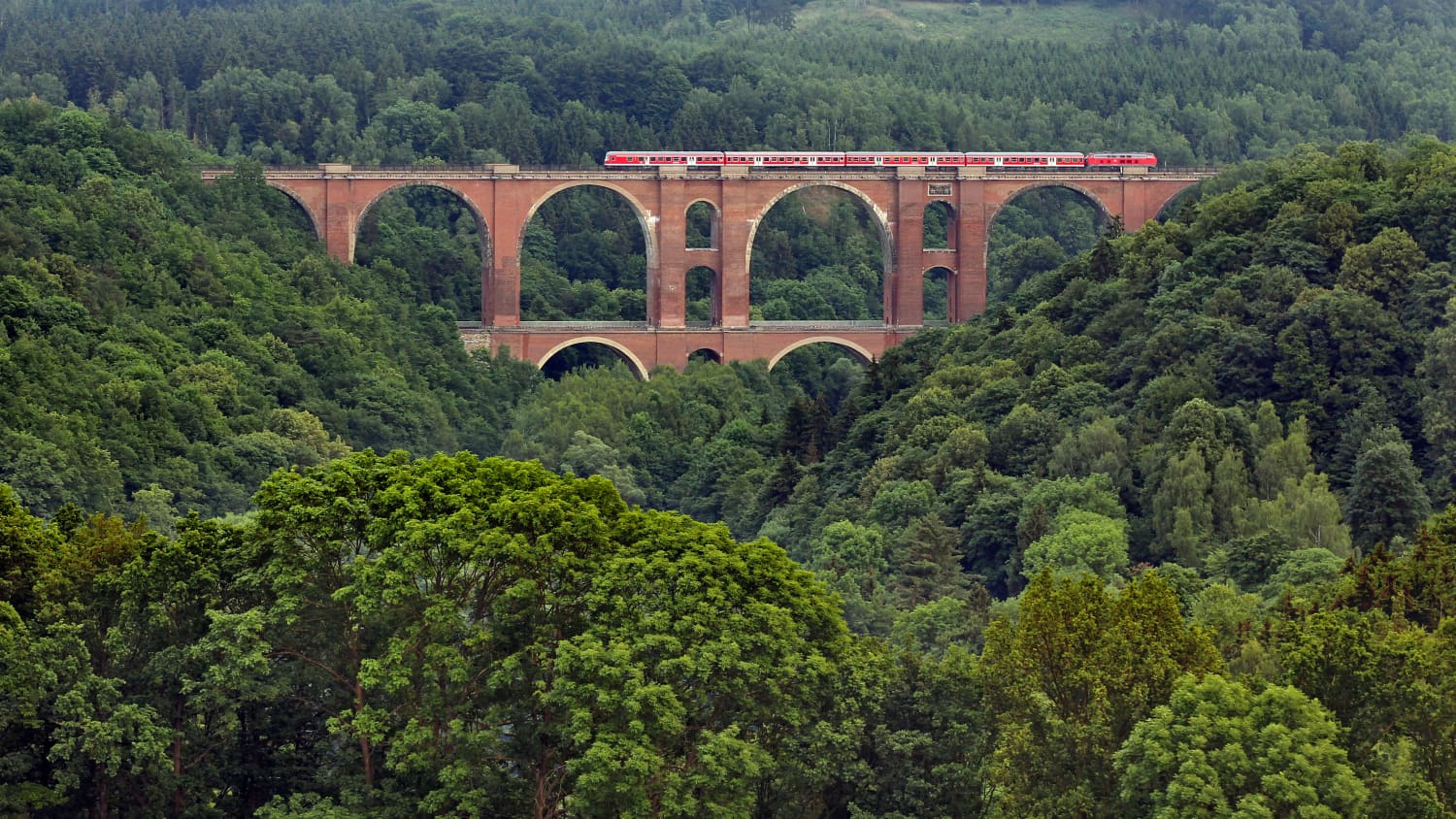 Eine Regionalbahn fährt über die Elstertalbrücke im Vogtland
