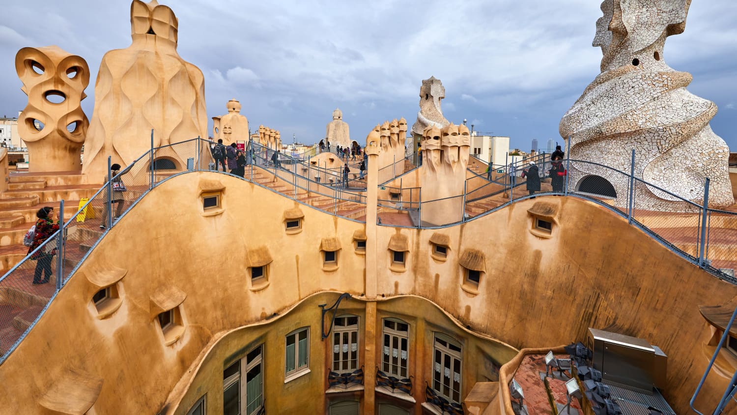 Die Kamine auf der Dachterasse der Casa Mila entworfen von Antoni Gaudi in Barcelona