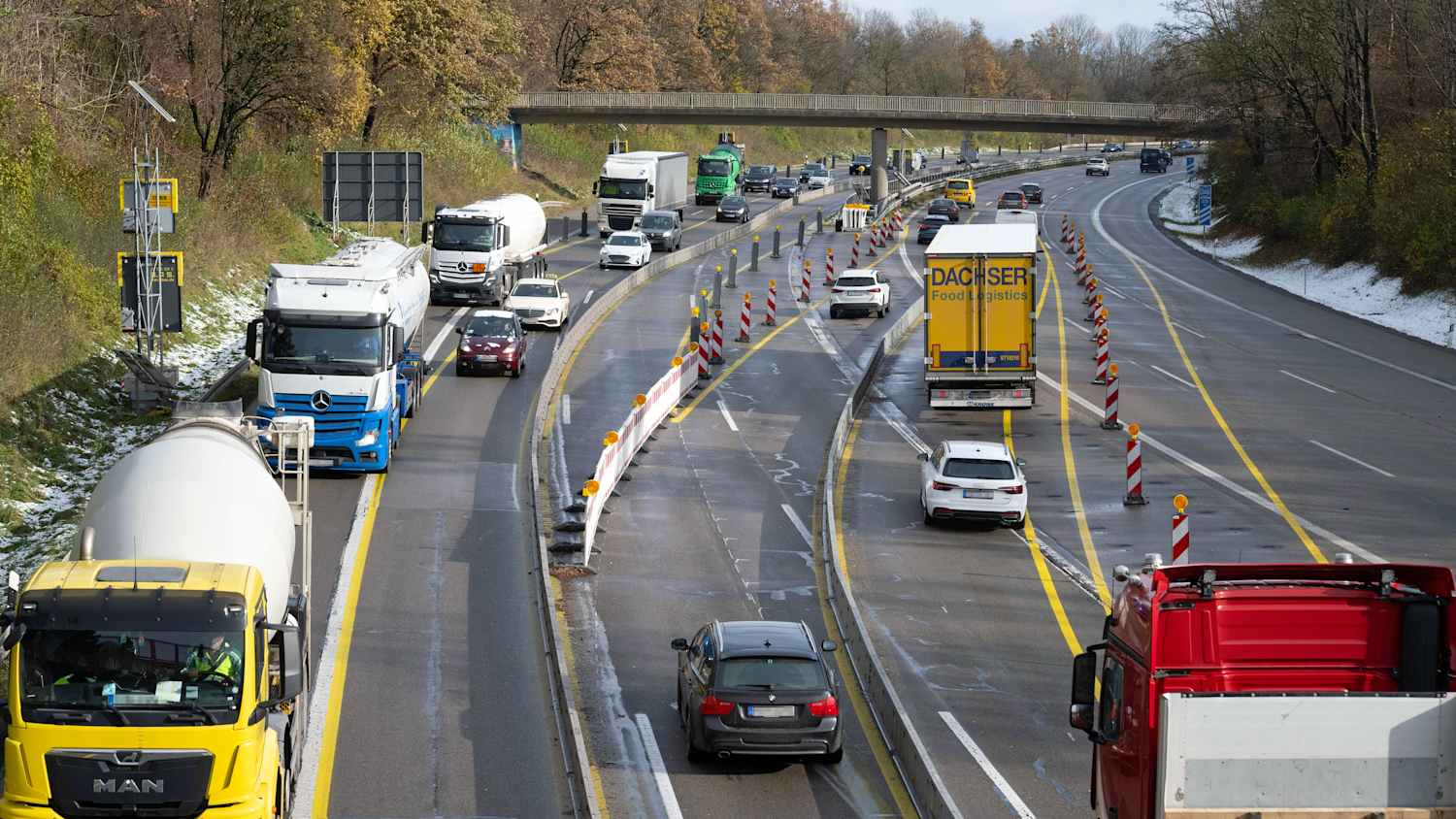 Baustelle auf der A96: vor der Einfahrt in den Gräfelfinger Tunnel verengt sich die Fahrbahn auf nur noch 4 Spuren