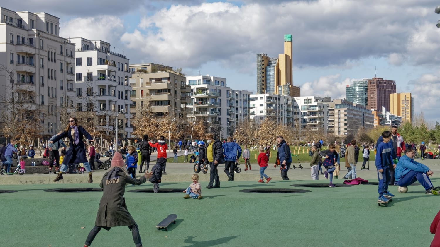 Kinder und Jugendliche spielen im Park in Berlin