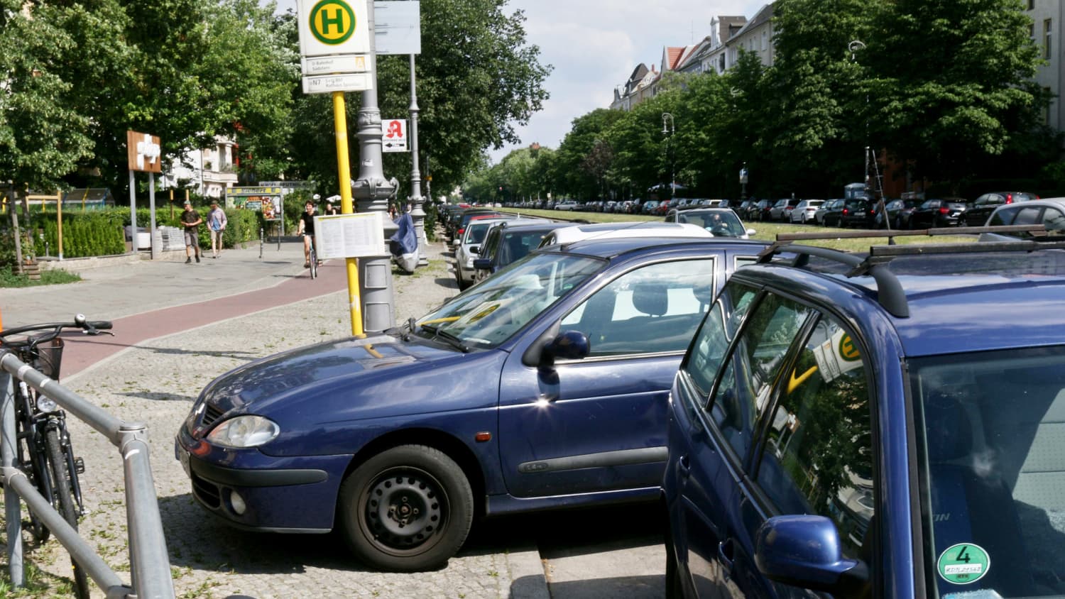 Falsch geparktes Auto an der Bushaltestelle