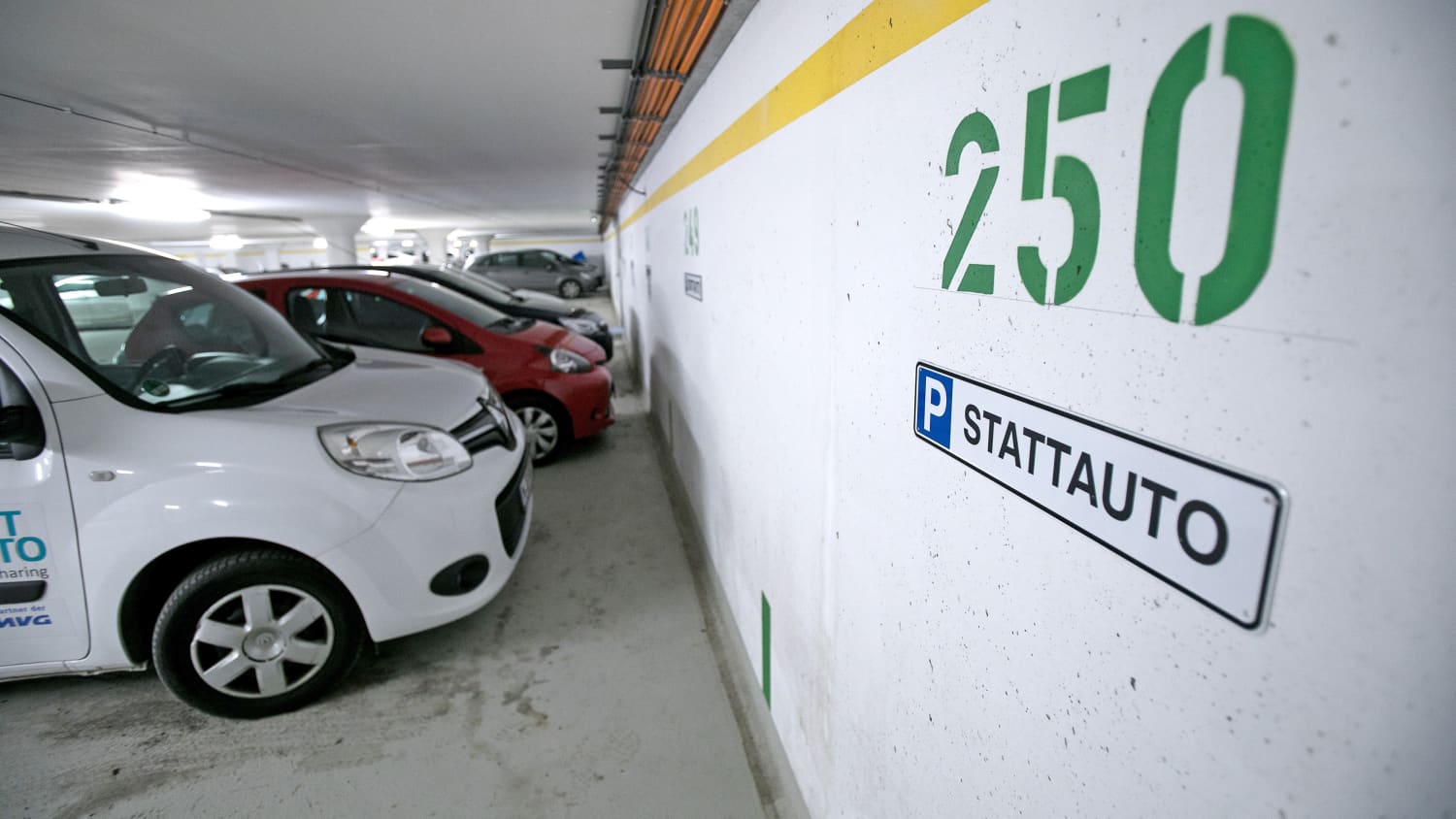 Ein Parkplatz des Münchner Carsharing Unternehmens stattauto
