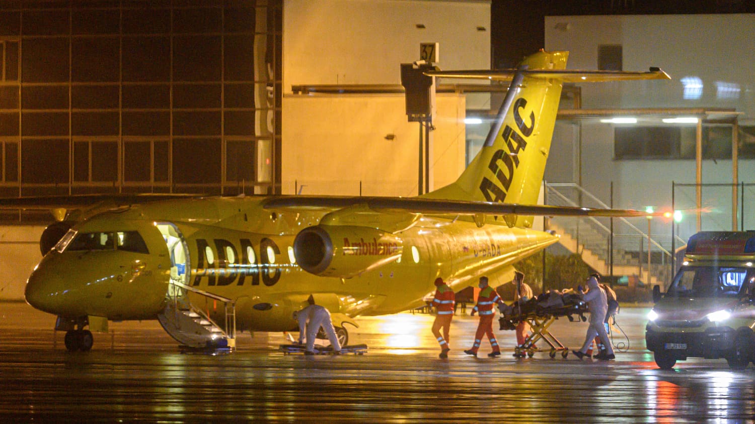 Ein Corona Patient wird am Flughafen Dresden in ein ADAC Ambulanz-Flugzeug geladen