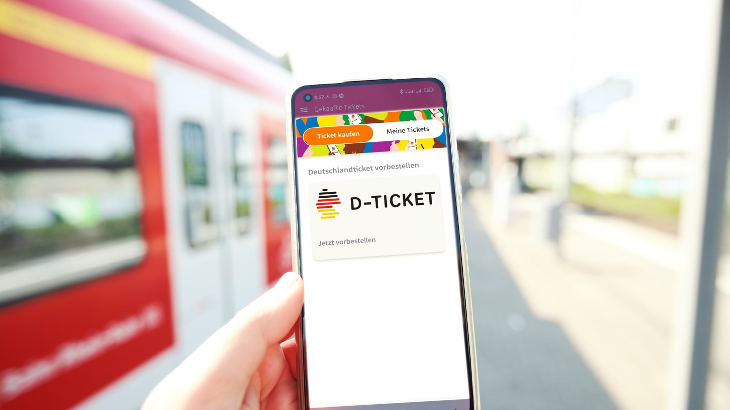 Handydisplay mit der Deutschlandticket App