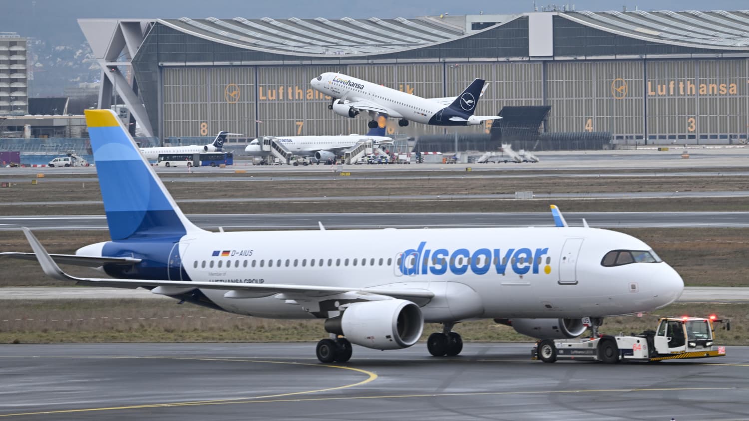 Ein Flugzeug von Discover auf der Landebahn am Flughafen