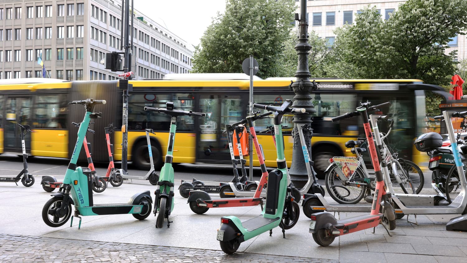 Viele E-Scooter parken mitten auf dem Gehweg in Berlin