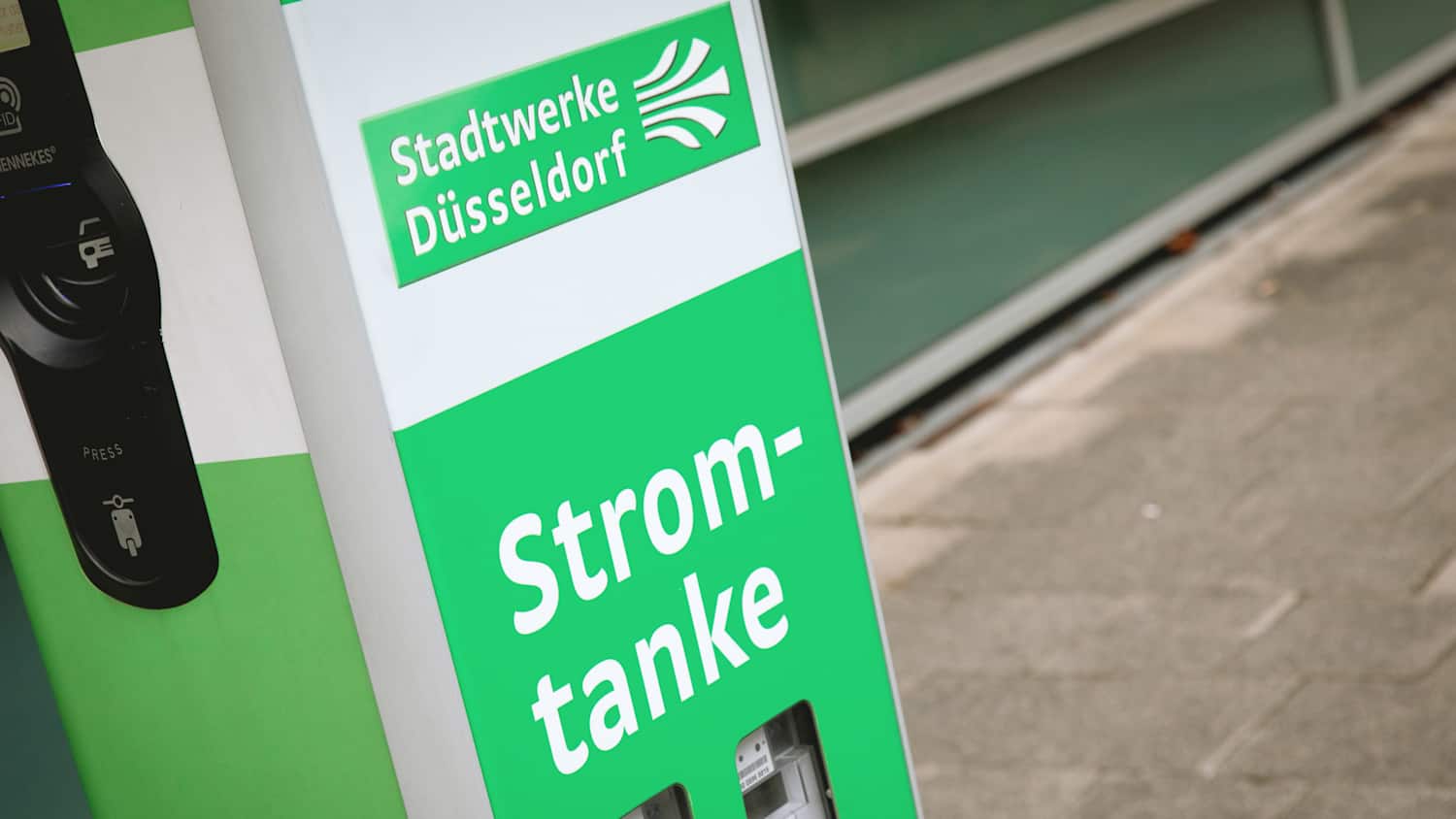 Ein Auto lädt an einer E-Ladesäule