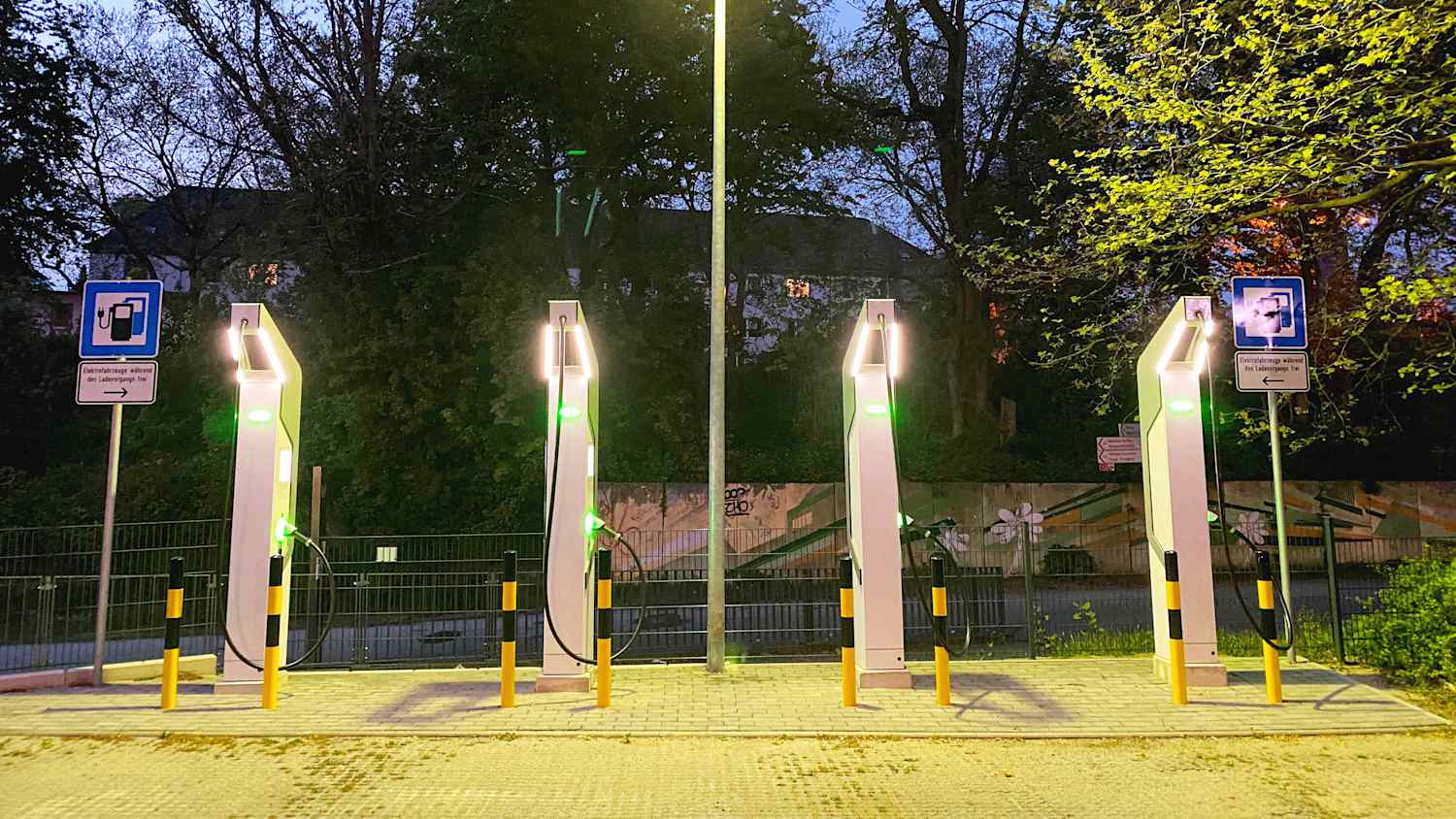 Ein Auto lädt an einer E-Ladesäule