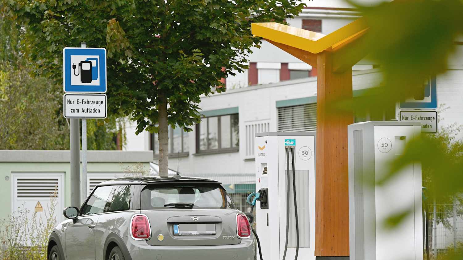 Ein Auto lädt an einer E-Ladesäule
