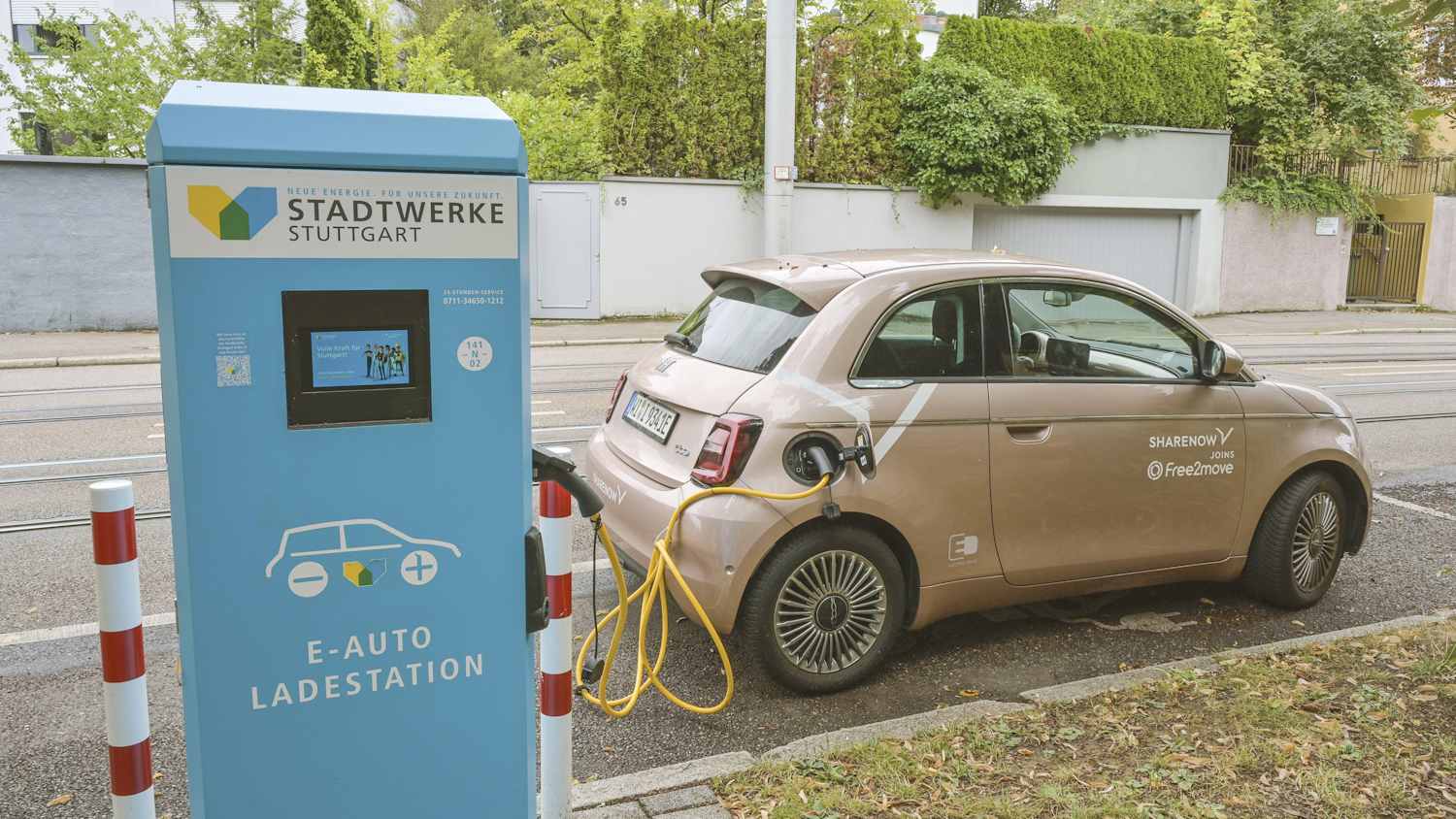 Ein Auto lädt an einer E-Ladesäule