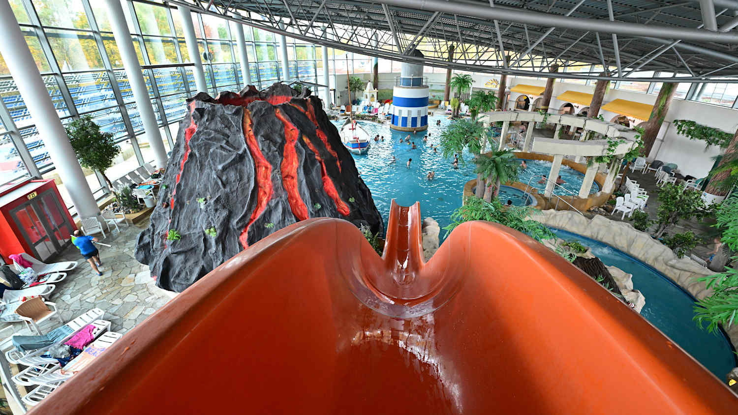 Blick von der Wasserrutsche auf die Avenida-Therme
