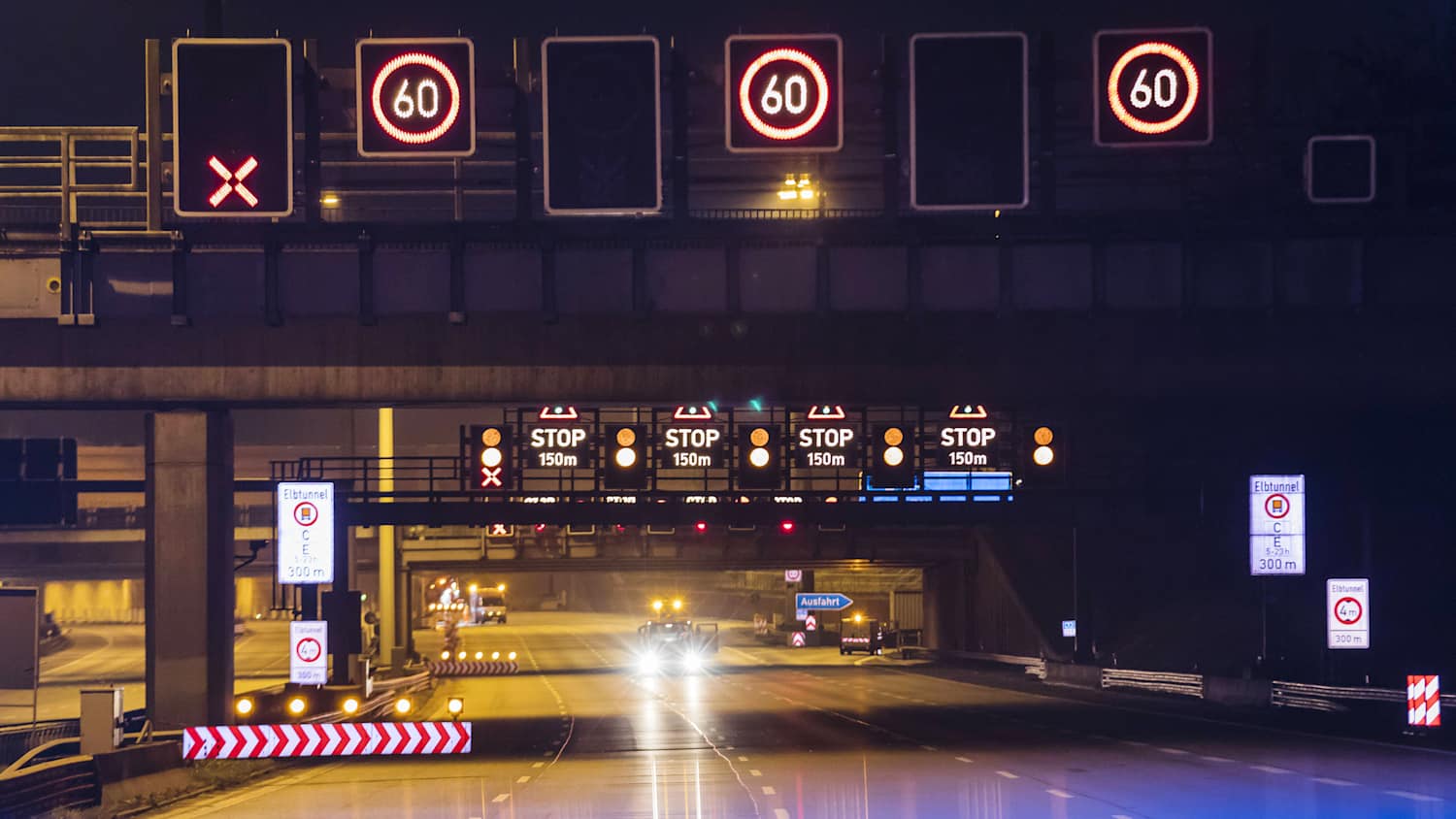 Eine Aufnahme bei Nacht des gesperrten Elbtunnels auf der A7