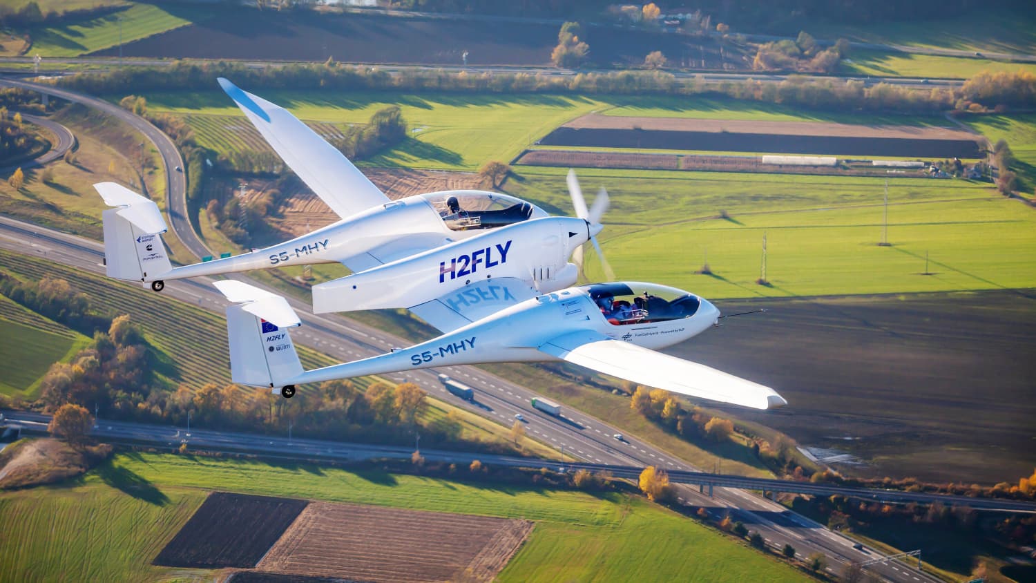 Elektroflugzeug fliegt mit flüssigem Wasserstoff
