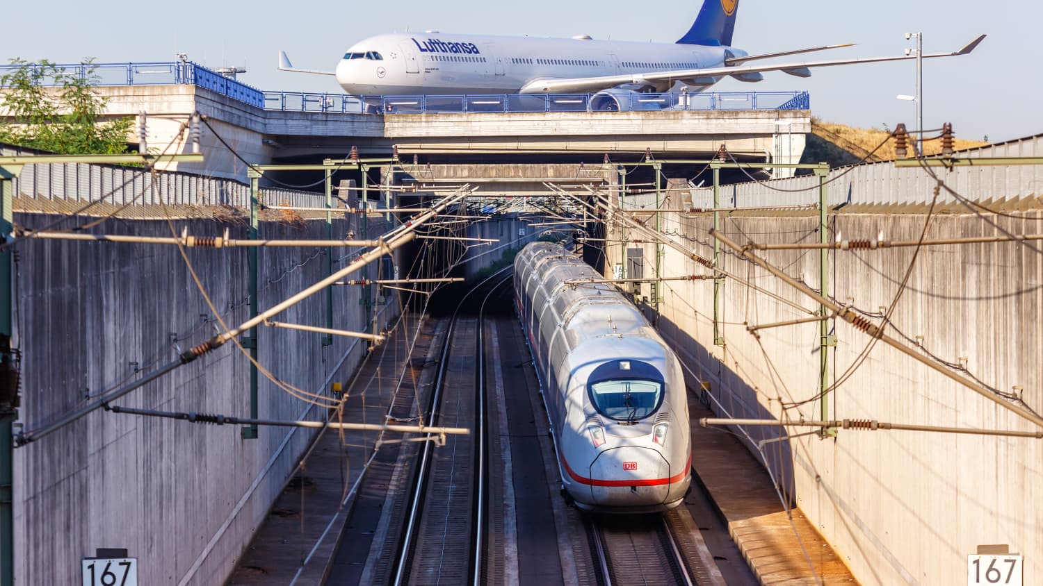 Ein Zug und ein Flugzeug am Flughafen in Frankfurt