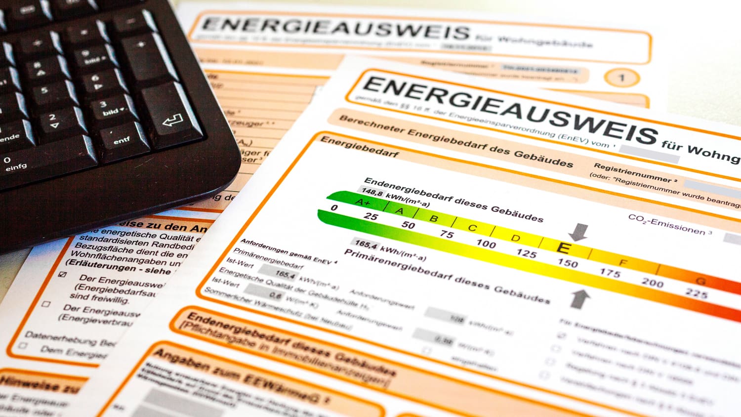 Nahaufnahme zweier Energieausweise