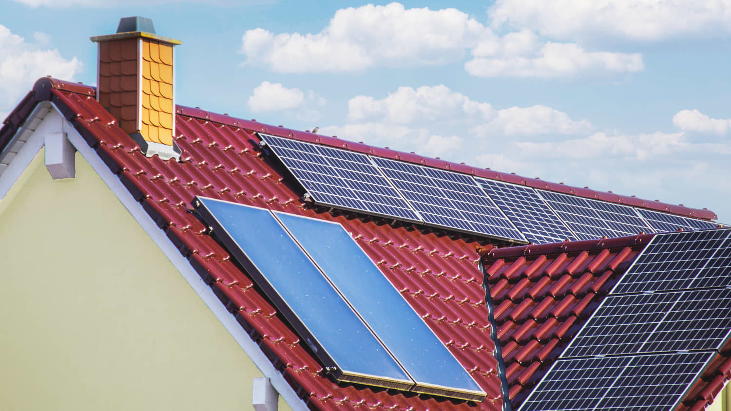 Eine Solarthermieanlage auf einem Hausdach