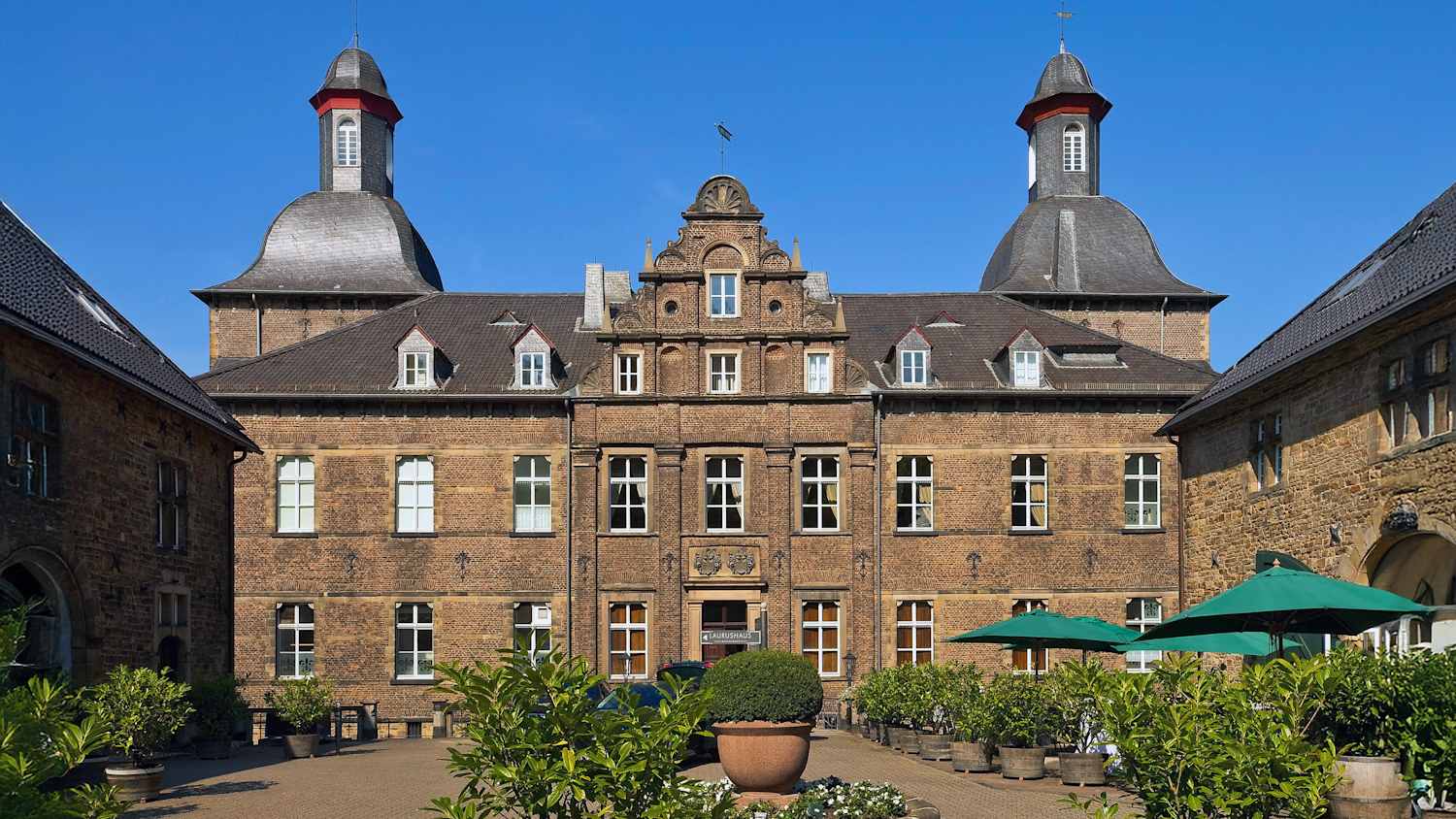 Außenansicht des Schloss Hugenpoet