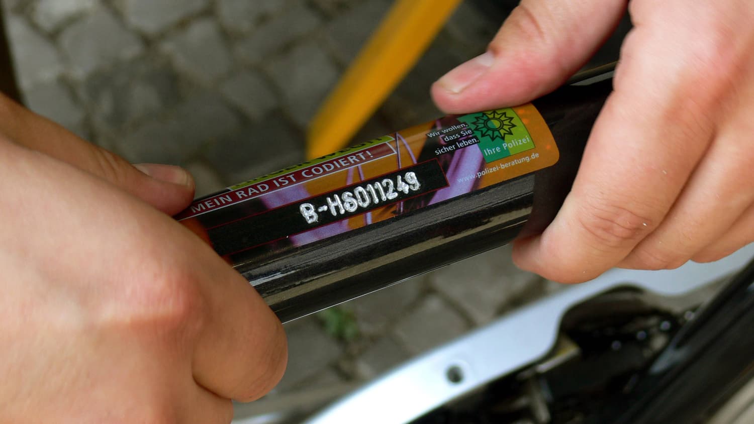 Gravur einer Codierung an einem Fahrrad
