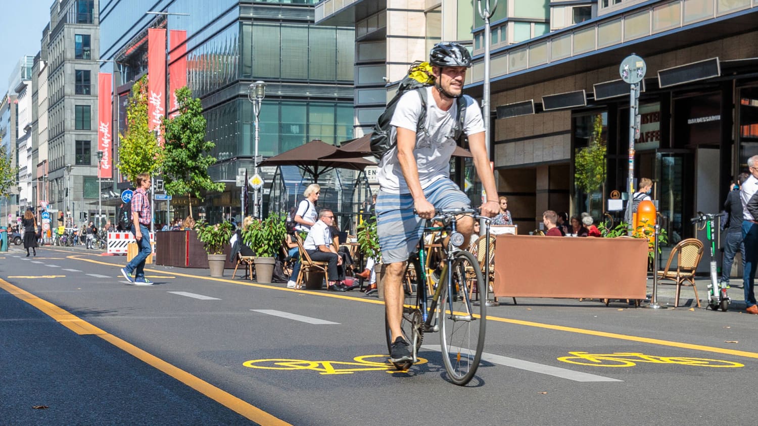 Fahrradfahrer fährt auf einem Pop Up Radweg in Berlin