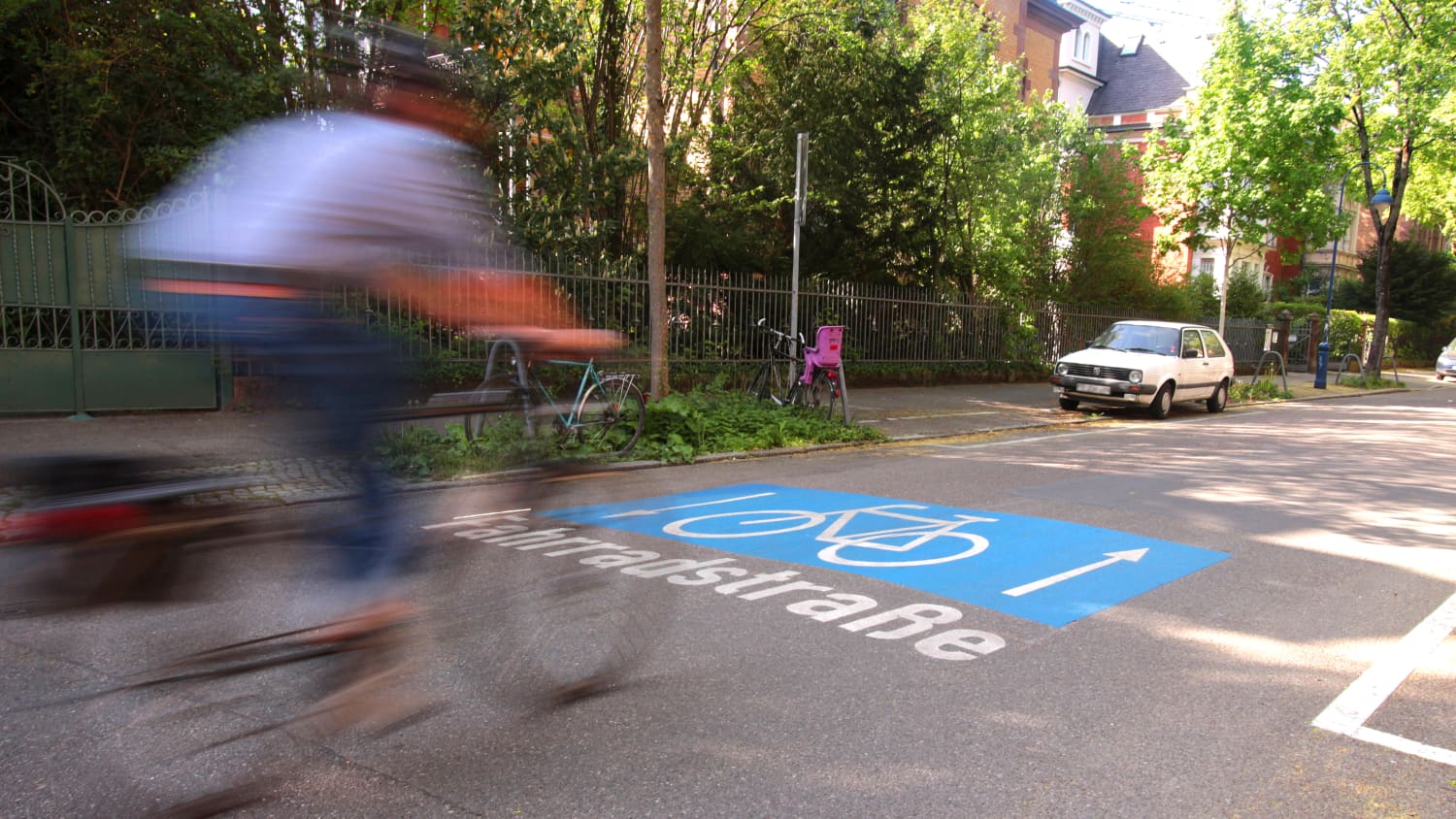 Mann fährt mit seinem Fahrrad auf einer Fahrradstraße