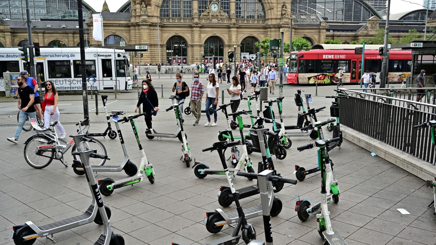 Ca. 20 Elektroroller abgestellt am Bahnhof im Frankfurt