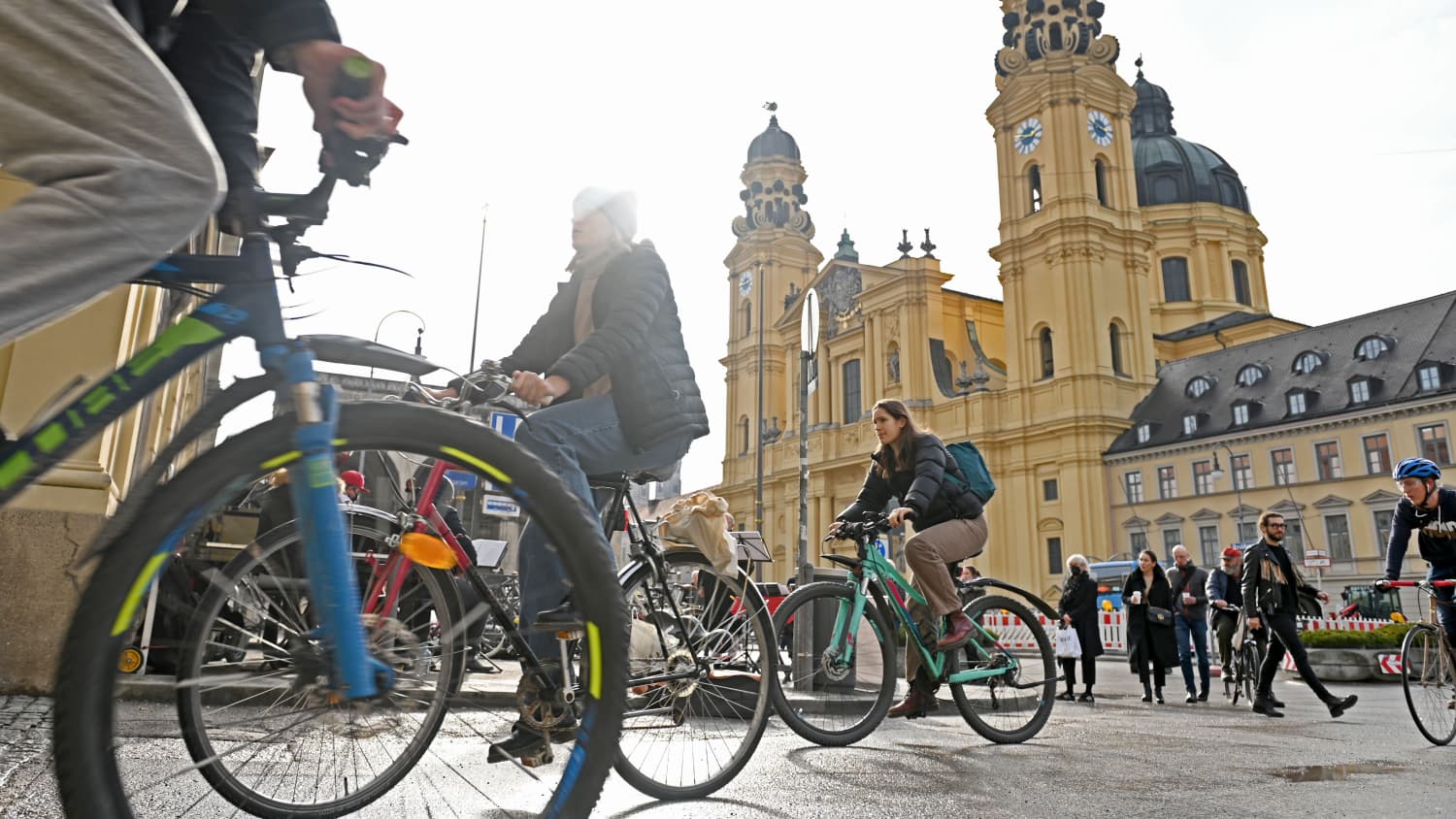 Radfahrer und Fußgaenger am Odeonsplatz in München
