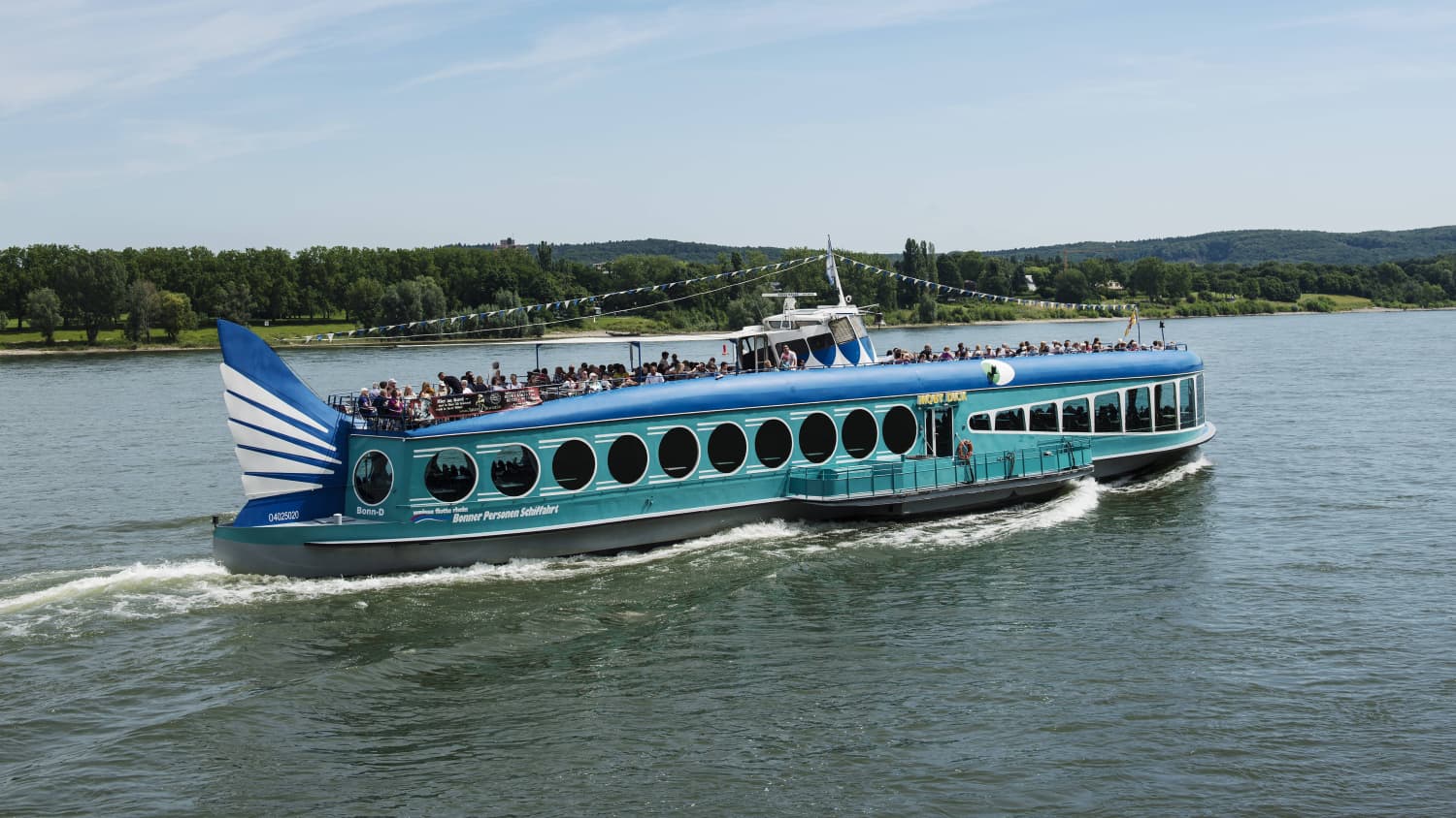 Gut besuchtes Fahrgastschiff MOBY DICK der Bonner Personen-Schiffahrt auf dem Rhein bei Bonn