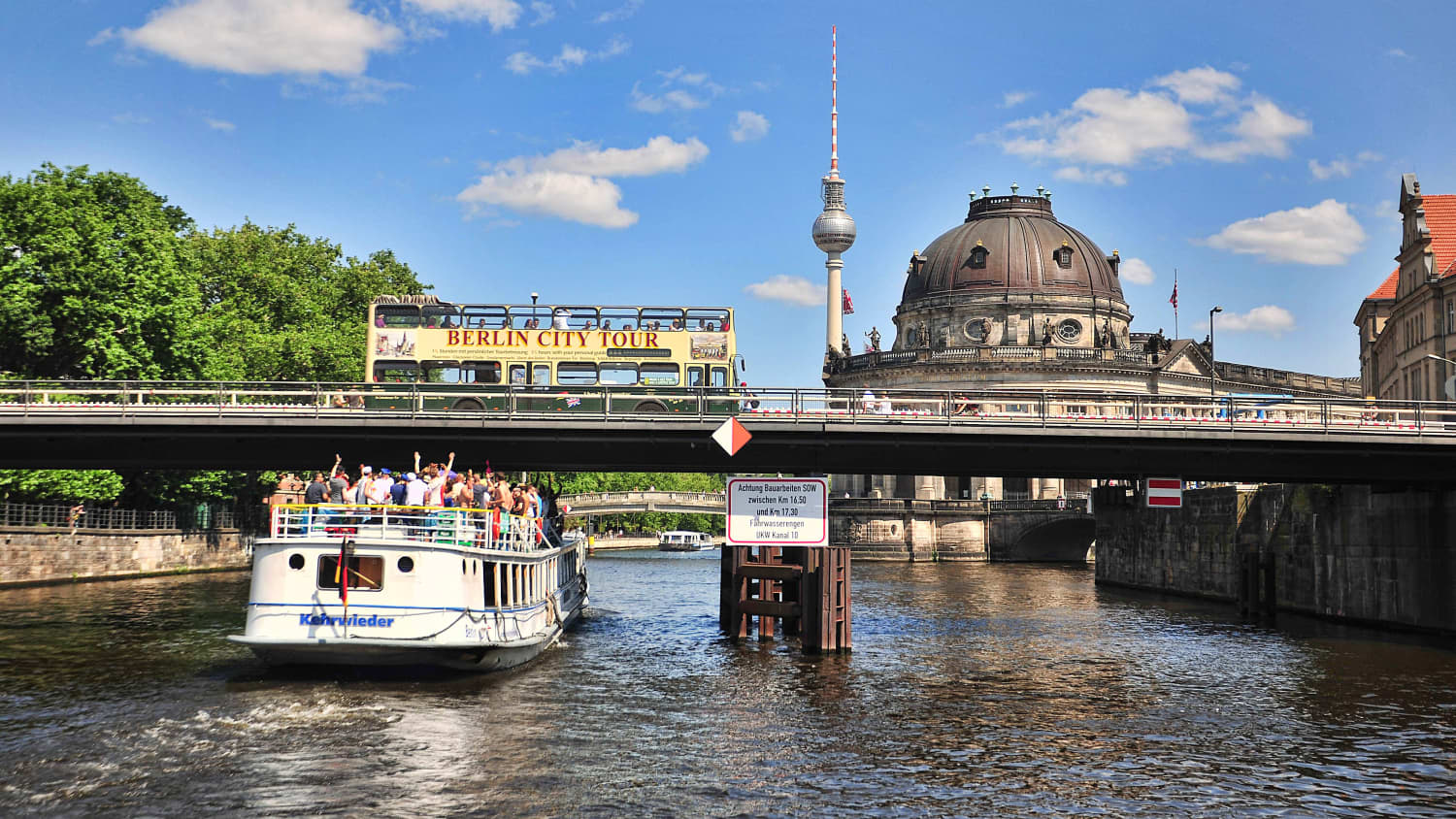 Boot auf einem Fluss in Berlin